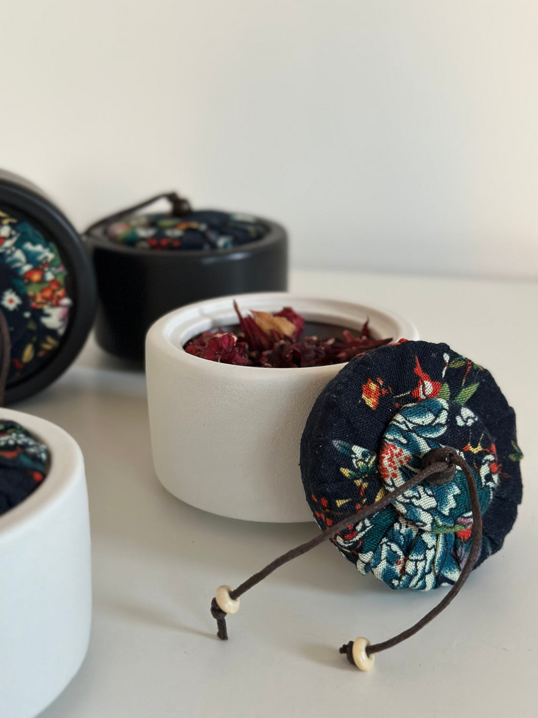 high quality ceramic container for tea, coffee, suger and spices in black and white color and floral design lid for kitchen accessories or coffeebar decor